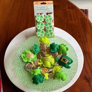 New St. Patrick's Day bundle 6 piece bag clips and clovers and coins decor